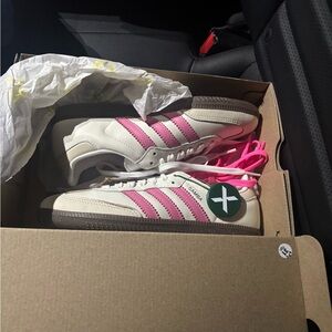 Womens size 6 Sambas